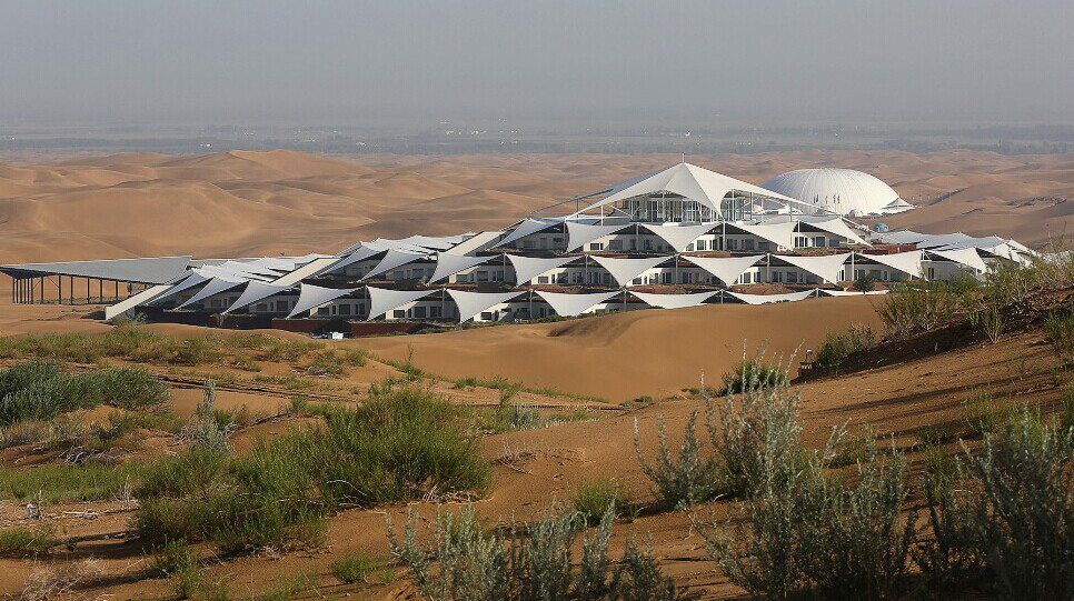 响沙湾莲花酒店：该酒店已完成施工工作，共有384个房间。考虑到结构和风沙的因素，设计师将其构成了莲花形状的景观。