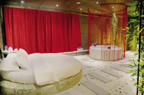 在室内营造出户外的浪漫，是国内情侣酒店的流行设计。